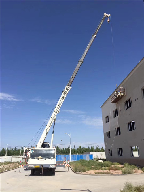 黄岛区“轻装强干”—— 吊车的 “轻量化臂架” 技术